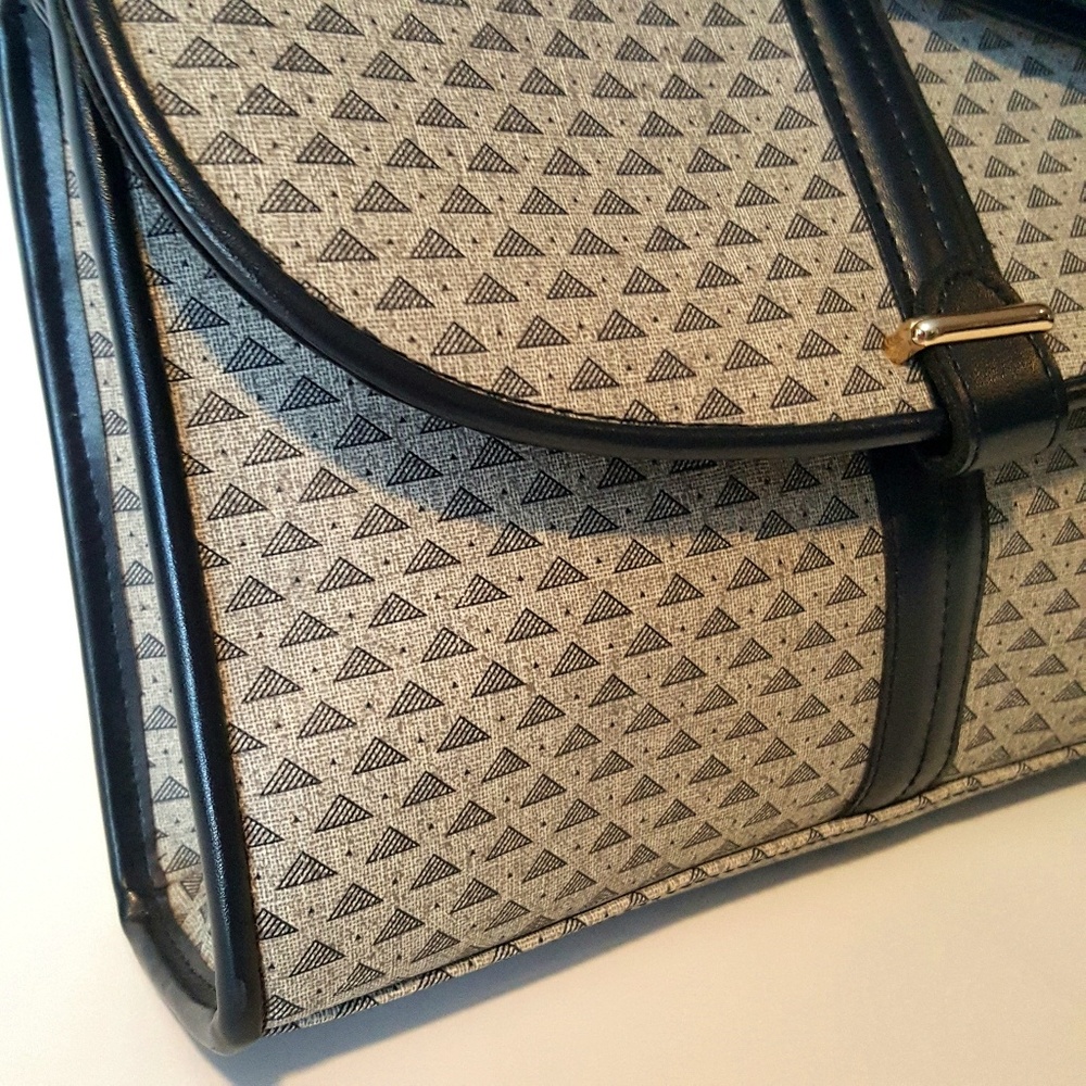 🎀SOLD🎀 Vtg. 80s LIZ CLAIBORNE LOGO Crossbody Bag - Picture 8 of 8